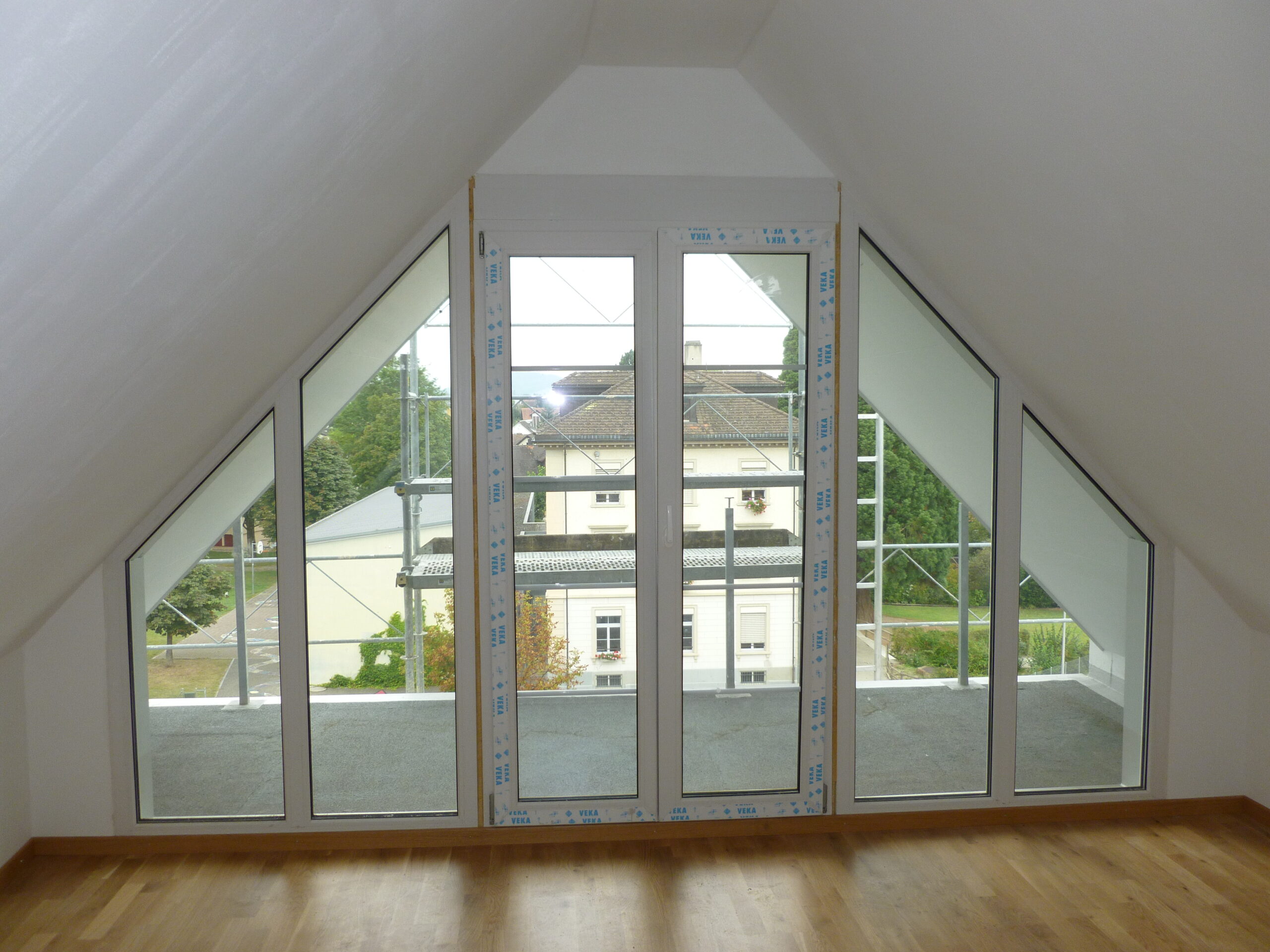 Passgenaue Fenster und Balkontür für Dachwohnung Fertigstellung