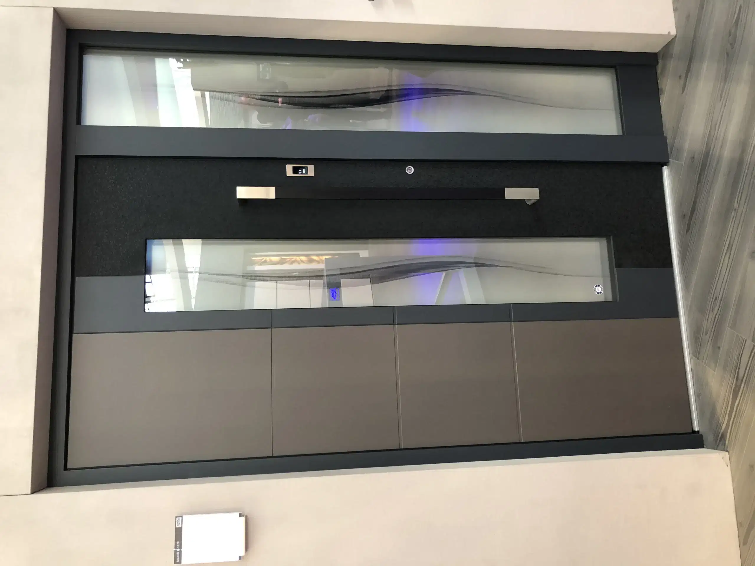 Haustüre mit Fingerprint und Seitenteil